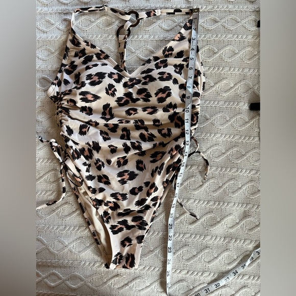 Kona Sol Animal Print 1 Piece Swimsuit Women’s Size Medium - Picture 3 of 10